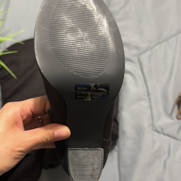 👢 Boots - Picture 3 of 5